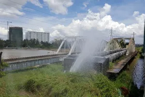 Vỡ ống cấp nước qua cầu Gò Dưa 