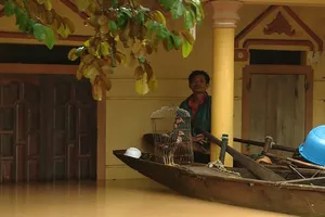 Lũ trên sông Gianh đang nhấn chìm hàng ngàn ngôi nhà