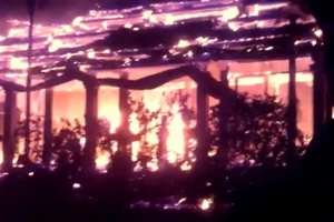 Clip:Nhà thờ tổ trong chùa Tĩnh Lâu bốc cháy ngùn ngụt 