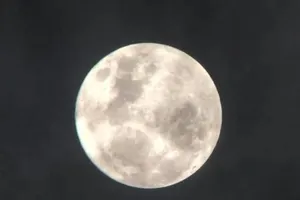 Cận cảnh siêu trăng trên bầu trời Hà Nội