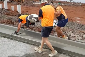 Clip: 3 anh thợ làm đường 'siêu' sáng tạo