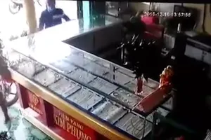 Giây phút 4 nghi can xông vào cướp tiệm vàng ở Tây Ninh