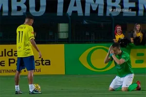 Clip: Đối thủ 'quỳ lạy' xin Neymar ngừng lừa bóng