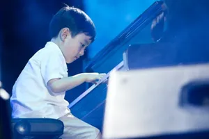 Thần đồng Evan Le chơi piano ở phố đi bộ Nguyễn Huệ