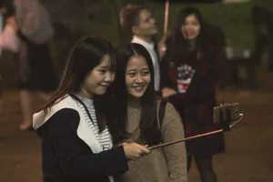 Người dân Huế đội mưa đi đón Giáng sinh