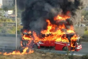 Clip xe khách cháy trơ khung trên đại lộ Thăng Long