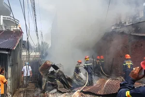 Cháy lớn làm 2 ngôi nhà bị thiêu rụi, sập đổ hoàn toàn