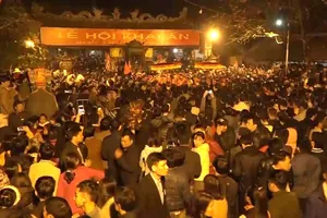 'Biển người' chen lấn khi kết thúc lễ khai ấn đền Trần