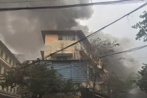 Clip: Cháy lớn tại phố Bát Đàn, Hà Nội