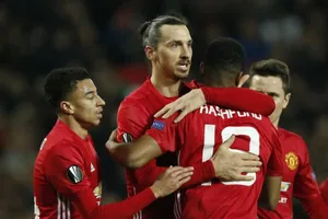 Ibra tỏa sáng, M.U thắng đậm Saint-Etienne