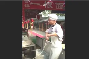 Chàng trai vừa nấu mì vừa múa 'gây sốt'