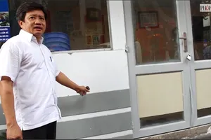 Phó Chủ tịch quận 1 chỉ đạo tháo dỡ trụ sở lấn vỉa hè