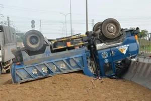 Clip:Xe tải 'chổng vó' sau khi va chạm với xe container