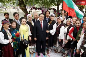 Clip:Bí thư Hà Nội nhảy điệu nhạc truyền thống Bulgaria