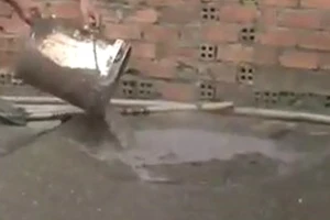 Clip: Phát hiện cơ sở trộn 'bột lạ' vào hạt tiêu