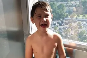 Cậu bé 9 tuổi hát trong thang máy 'gây bão' mạng