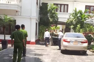 Clip: Công an khám xét nhà bà Hứa Thị Phấn