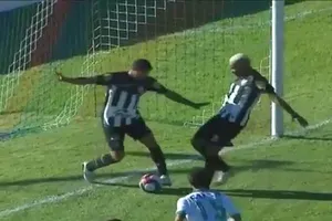 Cầu thủ 'ăn cướp' bàn thắng của đồng đội