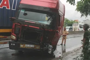 Xe container va chạm xe tải, tài xế may mắn thoát chết