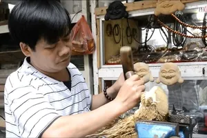 Clip: Nghệ nhân phố Hội làm giàu từ gốc tre 