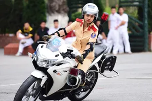 Nữ sinh cảnh sát lái môtô phân khối lớn