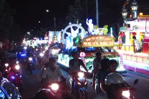 Clip: Diễu hành xe hoa chào mừng đại lễ Phật Đản ở Huế