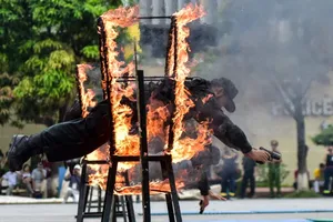 Sinh viên cảnh sát biểu diễn võ thuật, giải cứu con tin