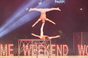 Quốc Cơ, Quốc Nghiệp trình diễn ở phố đi bộ Nguyễn Huệ