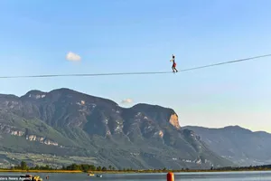 3 người đi trên dây băng qua hồ dài gần cả cây số 