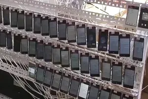 Căn phòng có 10.000 smartphone chuyên 'cày' view, like