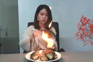 Clip: 'Thánh nữ công sở' nướng cá trên tay bốc lửa