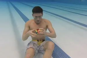 Clip: Lặn dưới nước giải 3 khối rubik trong vòng 1 phút