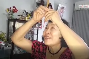 Clip: Vợ ông Lữ Anh Dồi thắp nhang báo tin cho chồng