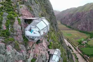 Clip:'Lều nghỉ dưỡng' giữa trời, cheo leo trên vách núi