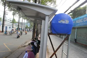 Phun sương ở trạm chờ xe buýt, nhiều ý kiến trái chiều