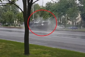 Xe tăng chạy tốc độ cao suýt lật sau cú đâm cột điện