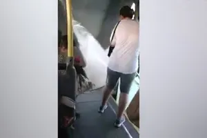 Xe buýt đang chạy bất ngờ... đứt đôi