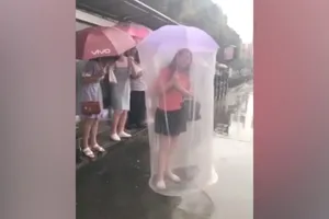 Chiếc ô kỳ dị khiến cô gái nổi bật giữa đám đông