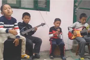 'Ban nhạc nhí' trình diễn ca khúc 'Let Her Go' gây sốt