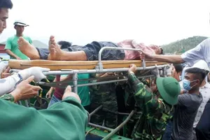 Video: Đưa thuyền viên đầu tiên trên tàu chìm vào bờ