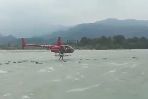 Trực thăng giải cứu 8 người kẹt giữa dòng lũ quét