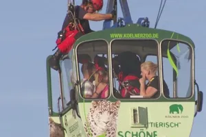 Giải cứu 100 người mắc kẹt trong cáp treo