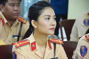 Nữ CSGT xinh đẹp tham gia dẫn đoàn phục vụ APEC