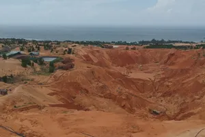 Hoảng với những 'hố bom' bùn đỏ từ thủ phủ titan 