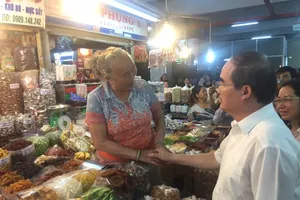 Bí thư Nguyễn Thiện Nhân mua mứt me ở chợ An Đông