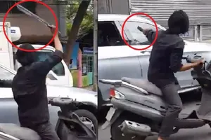 Clip: Kẻ cầm dao điên cuồng chặt kính xe hơi ở TP.HCM