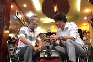 Thủ tướng Trudeau ngồi cà phê vỉa hè Sài Gòn