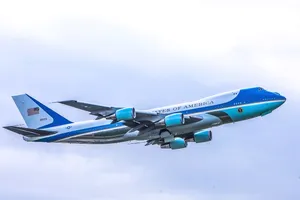 Tổng thống Donald Trump lên Air Force One rời Đà Nẵng