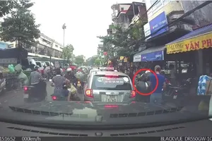 Ngang nhiên áp sát xe máy rạch túi, móc đồ giữa Hà Nội