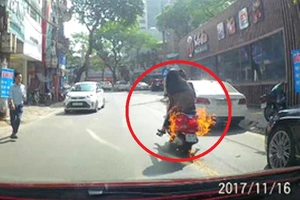 Xe tay ga đang chạy trên phố bỗng đột ngột bốc cháy